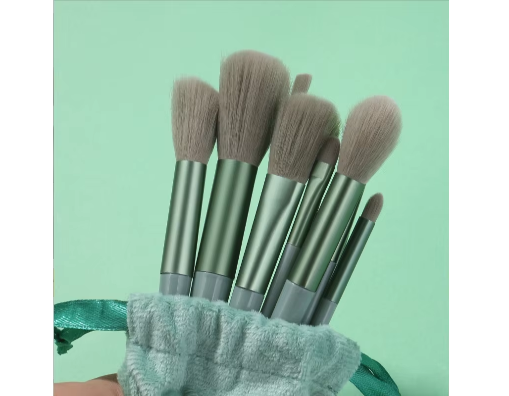 Premium 13 pcs  Soft Makeup Brush Set – Professional Face & Eye Brush Kit with Velvet Pouch